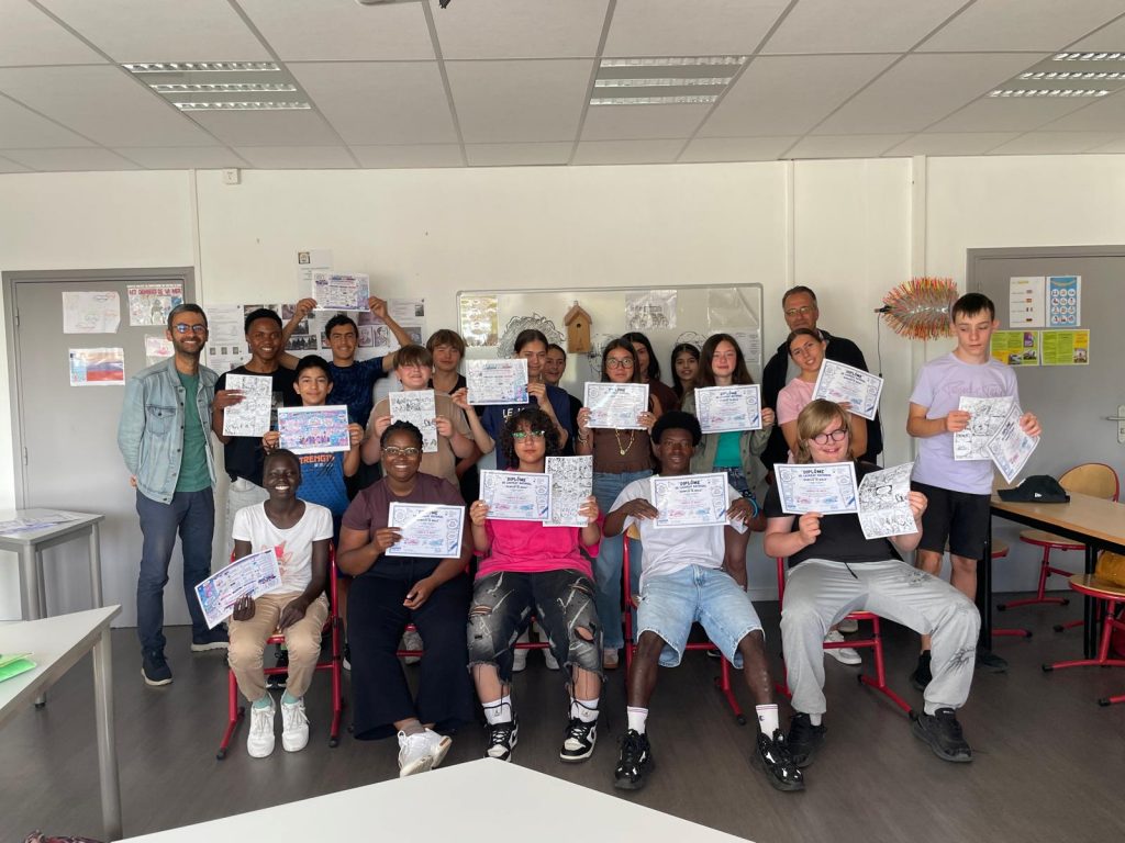 Les de l'UPE2A et de l'ULIS 2 du collège Jean Monnet à Yssingeaux brandissent les diplômes du concours "Remplis ta bulle !".