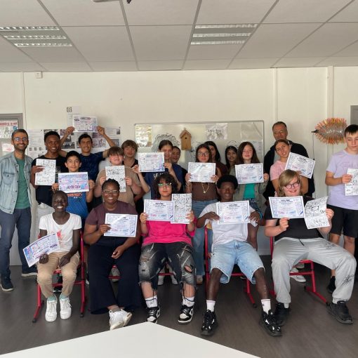 Les de l'UPE2A et de l'ULIS 2 du collège Jean Monnet à Yssingeaux brandissent les diplômes du concours "Remplis ta bulle !".