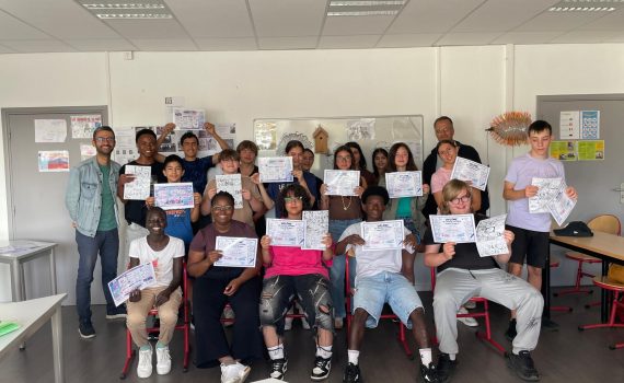 Les de l'UPE2A et de l'ULIS 2 du collège Jean Monnet à Yssingeaux brandissent les diplômes du concours "Remplis ta bulle !".